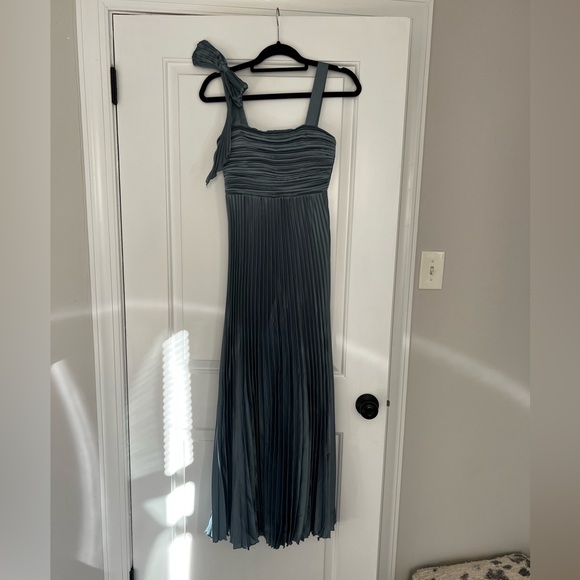 Elegant Blue Pleated Maxi Dress - Picture 4 of 5